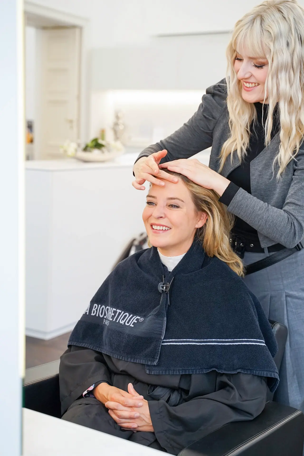 Friseur-OSSIG-Wien-Maya-Strähnen-Farbe-Schnitt-2